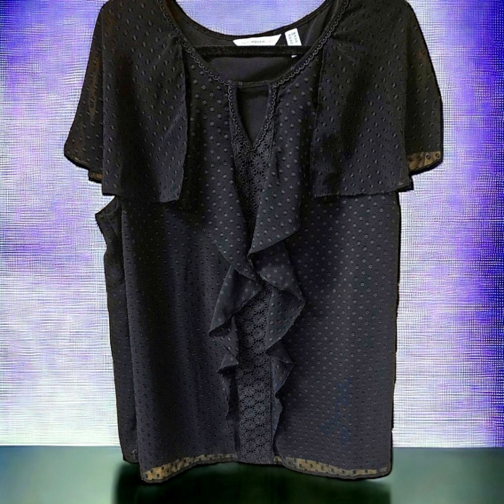 ISAACMIZRAHI LIVE! Plus, Size Black Flutter Clip Dot Ruffle Short Sleeve Top